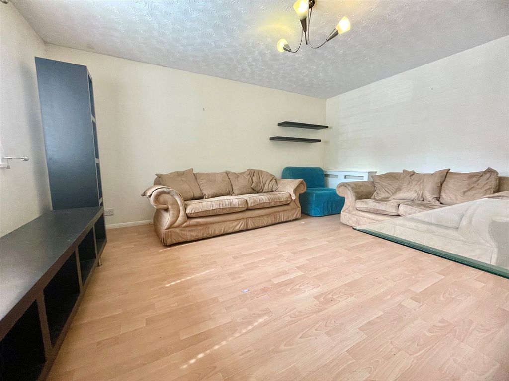 Property photo 3 of 10 Lounge