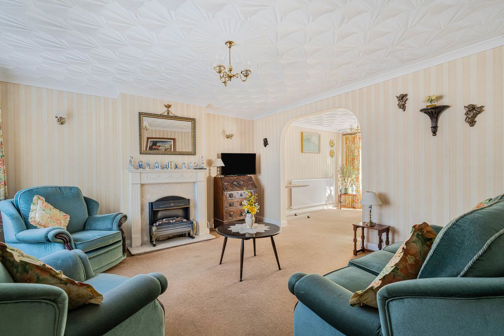 Property photo 2 of 16 Lounge