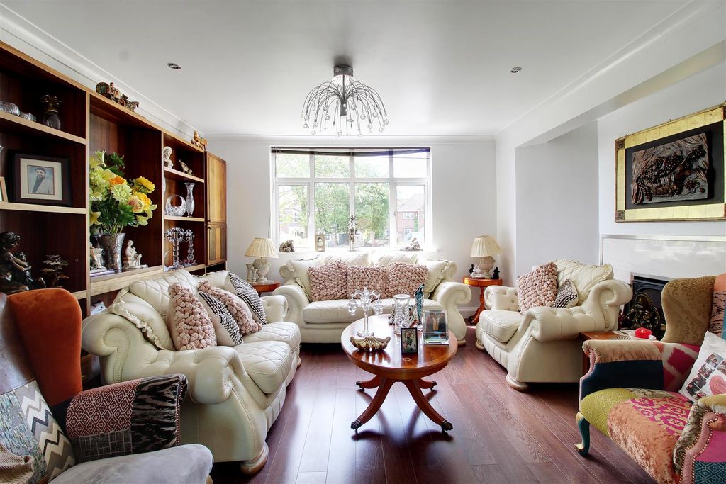 Additional image 5 of 5 bed detached house for saleMymms Drive, Brookmans Park AL9