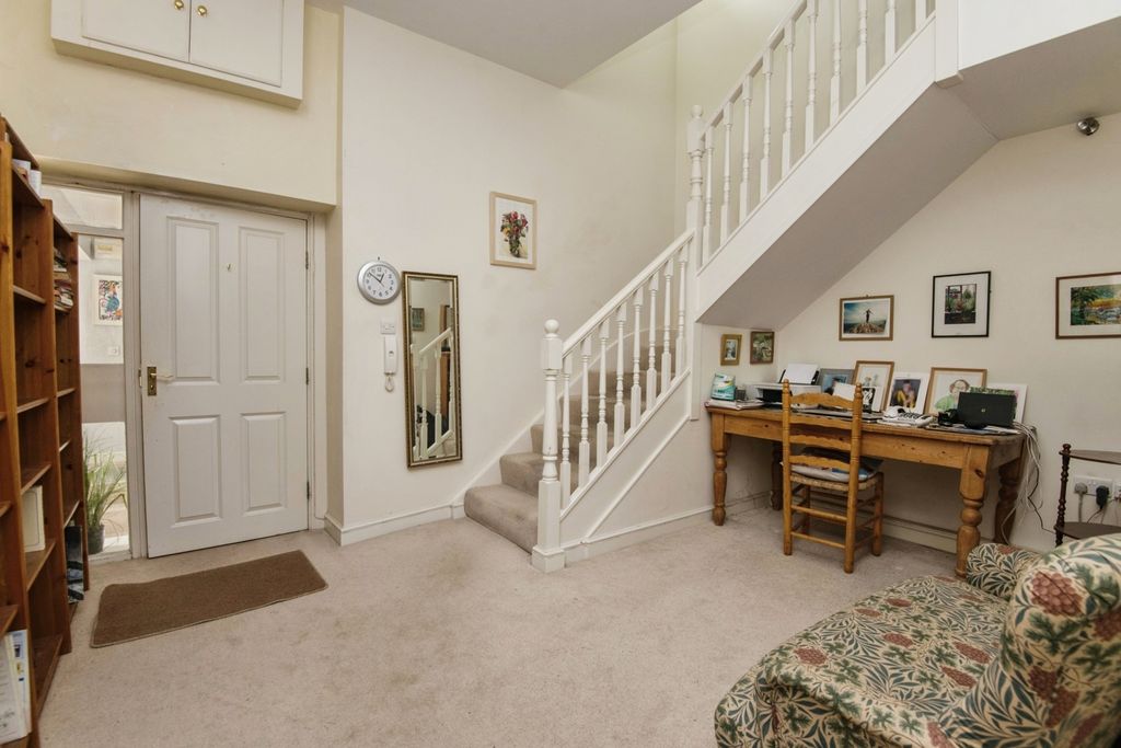 Property photo 3 of 14 Entrance Hall