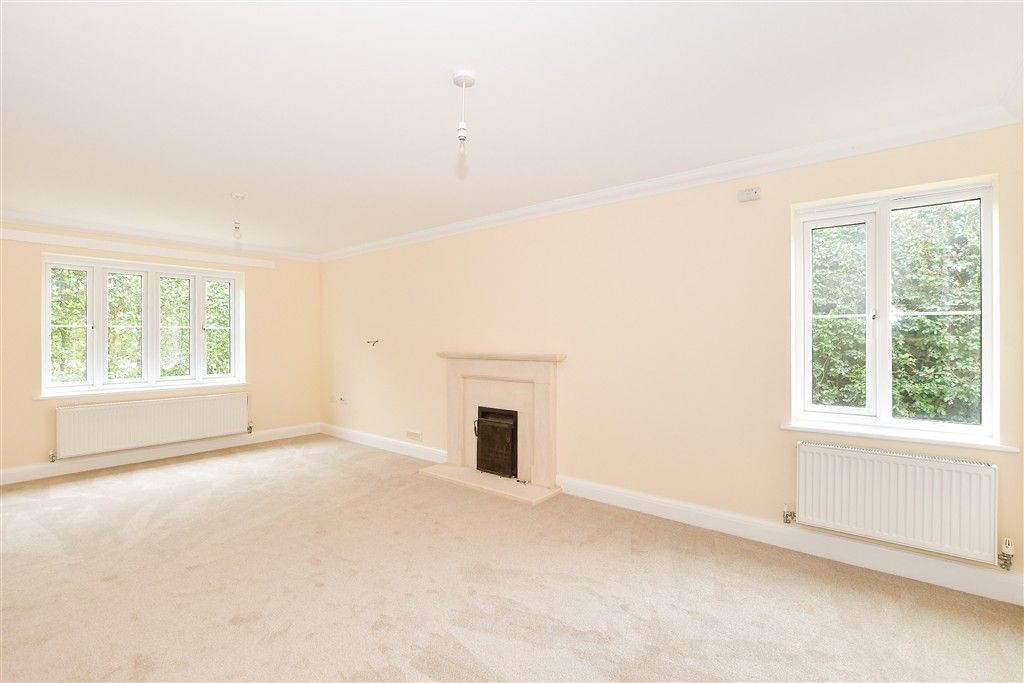 Property photo 3 of 14 Lounge