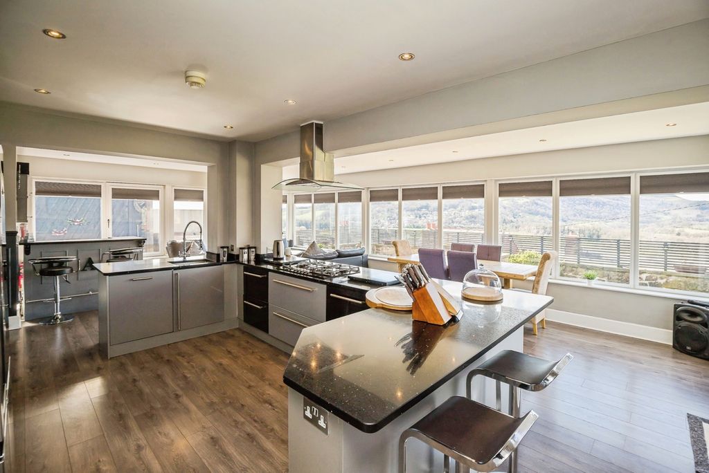 Property photo 3 of 46 Kitchen/ Family Room