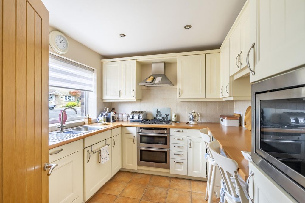 Property photo 3 of 18 Kitchen
