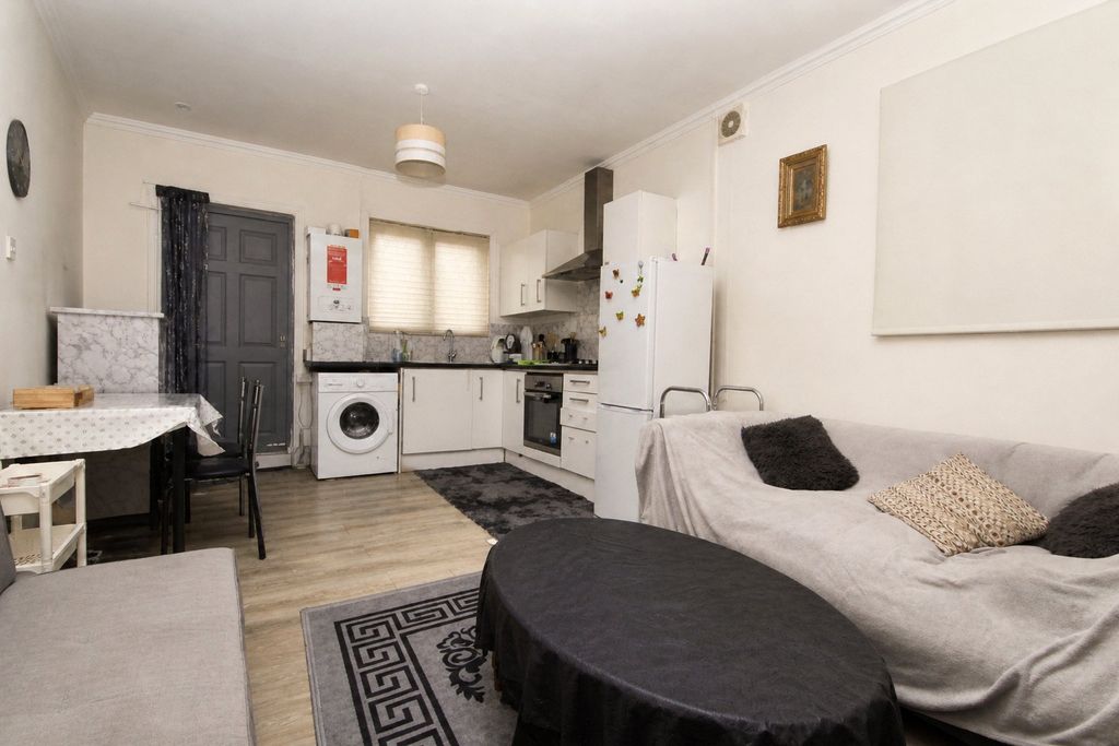 Property photo 1 of 7 Kitchen/Reception