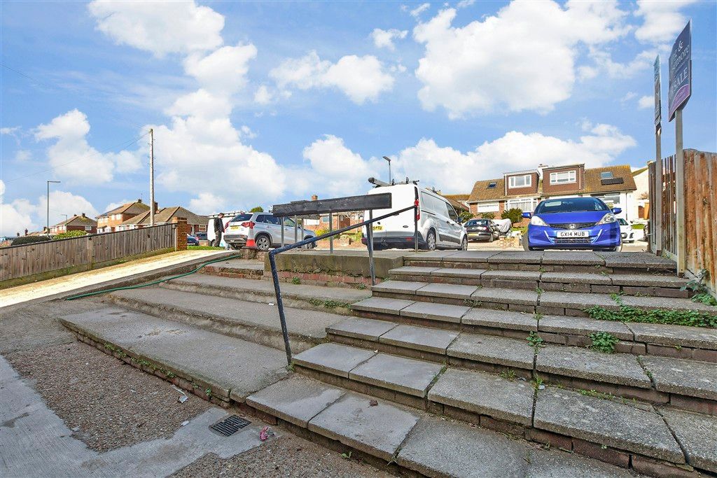 Property photo 1 of 7 Front Garden