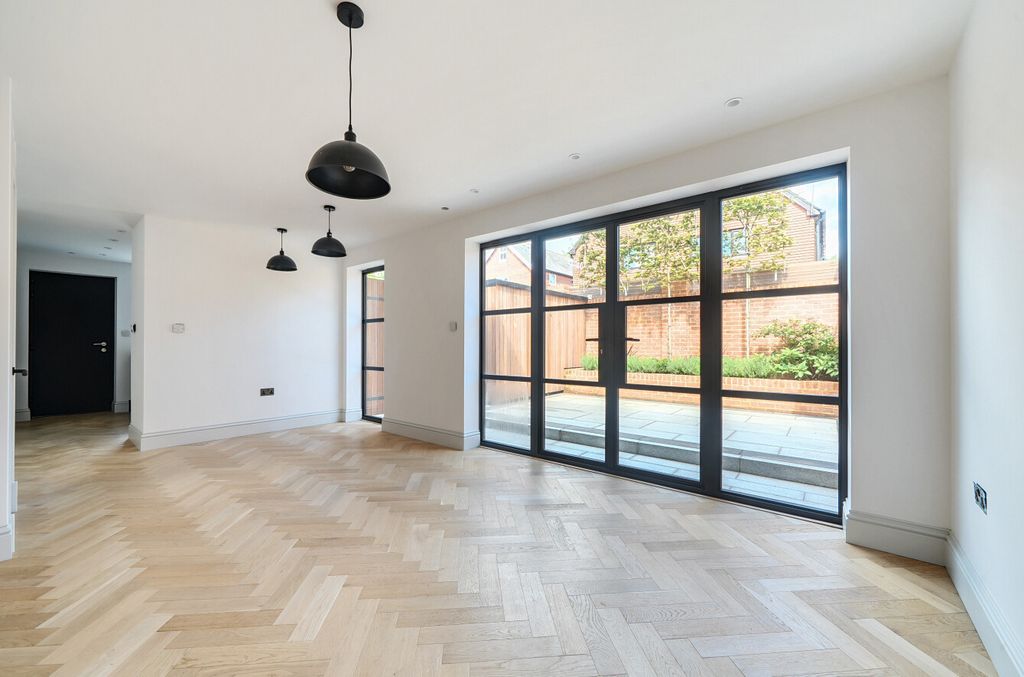 Property photo 3 of 15 1339575-17-689Ddf...