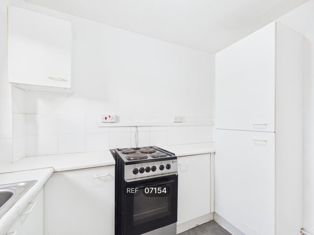 Property photo 3 of 8 Kitchen