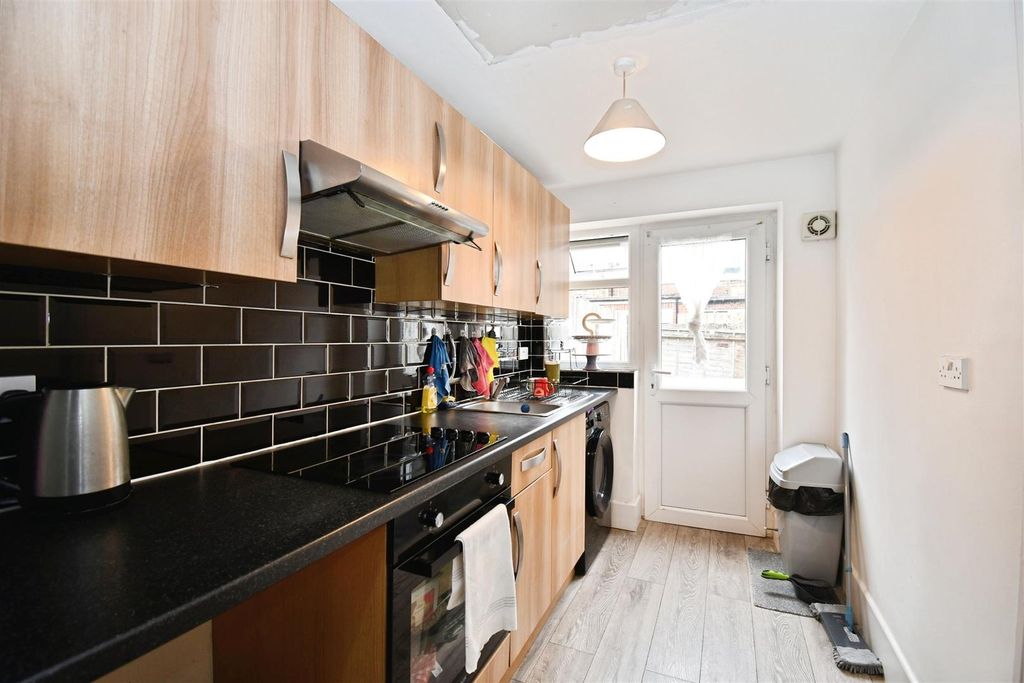 Property photo 3 of 8 Kitchen