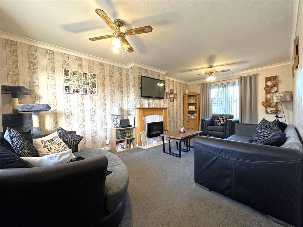 Property photo 2 of 16 Large Living Room 347