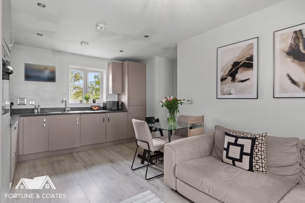 Property photo 3 of 13 Turvincrescent_7.Jpg