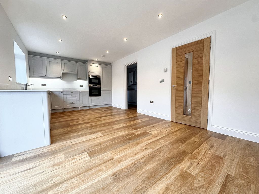 Property photo 2 of 16 Dining Kitchen