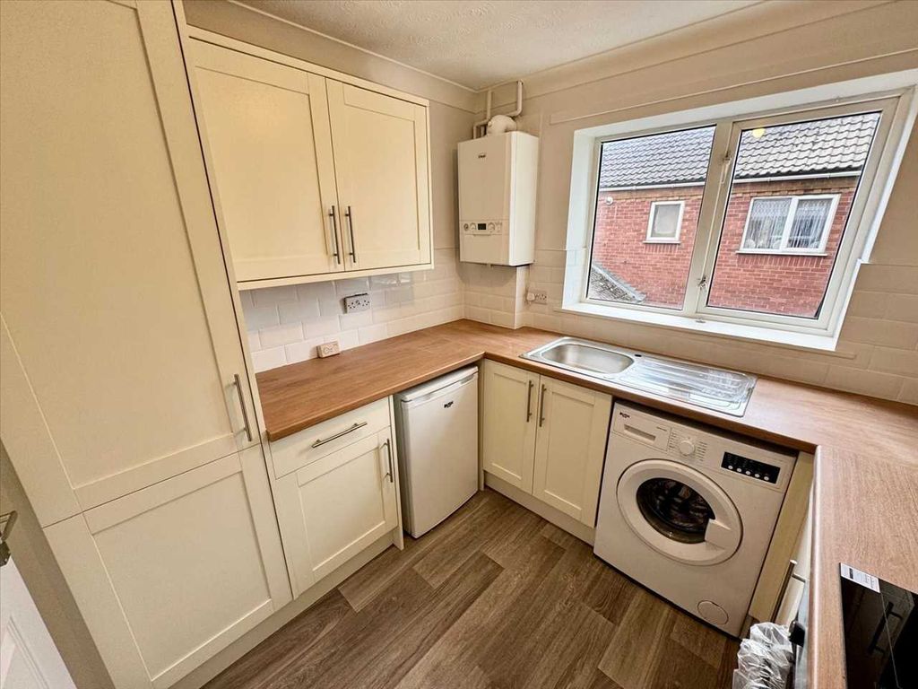 Property photo 3 of 7 Kitchen