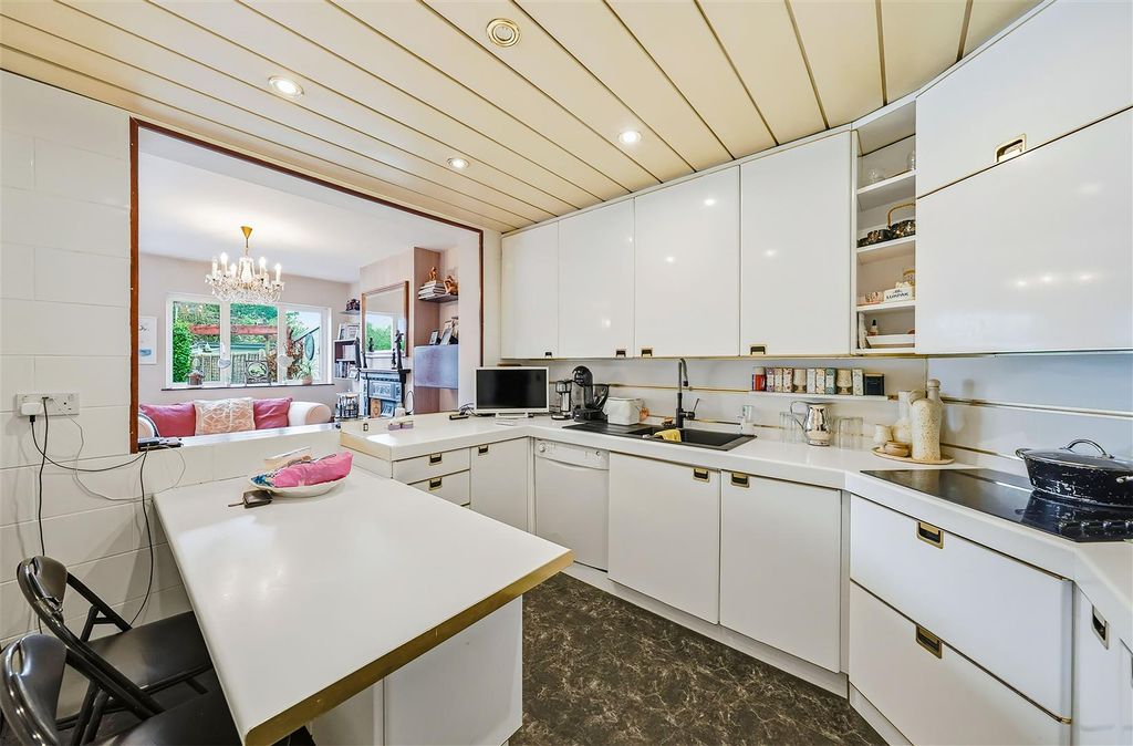 Property photo 3 of 25 Kitchen