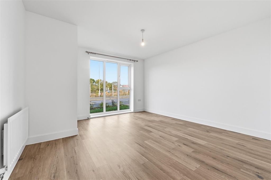 Property photo 3 of 20 44 Bayes Ave 6.Jpg