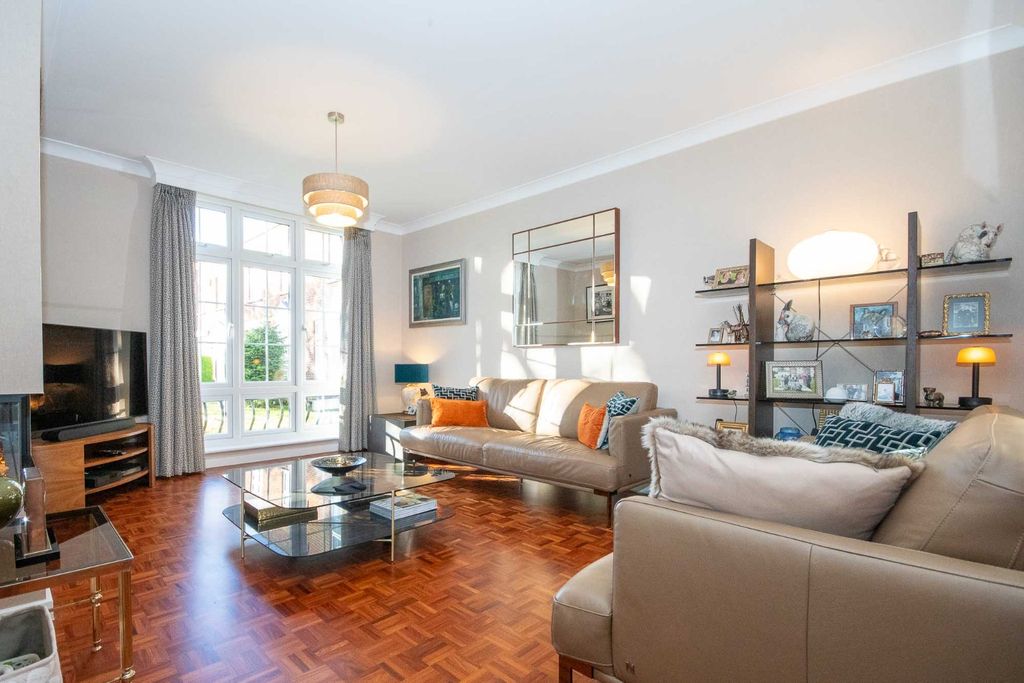 Property photo 2 of 15 4203041