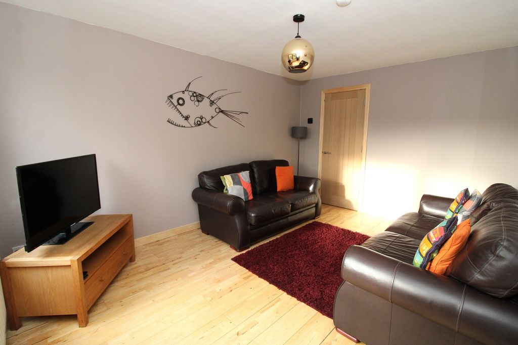 Property photo 3 of 12 Lounge