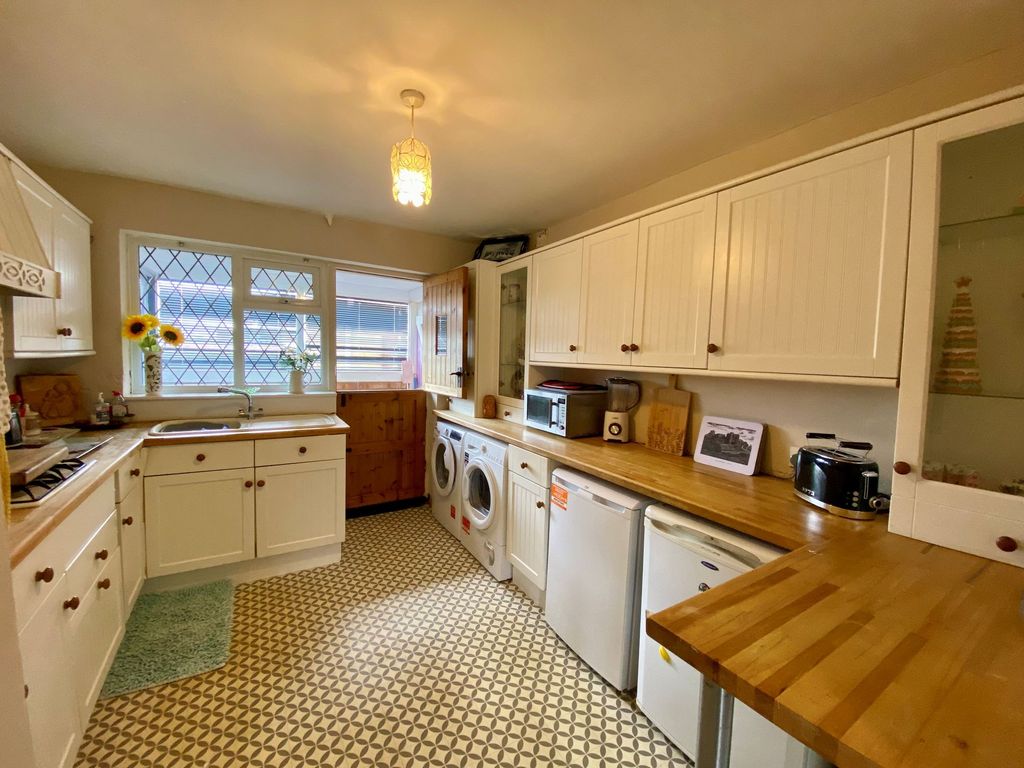 Property photo 2 of 15 Fitted Kitchen