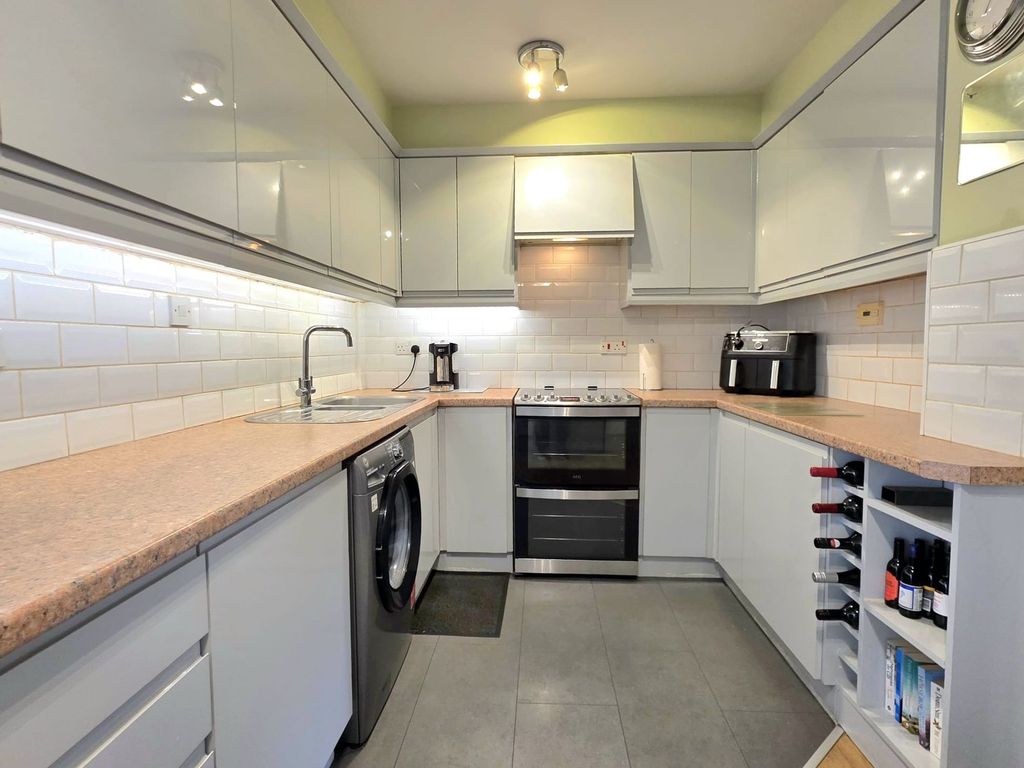 Property photo 3 of 21 Kitchen