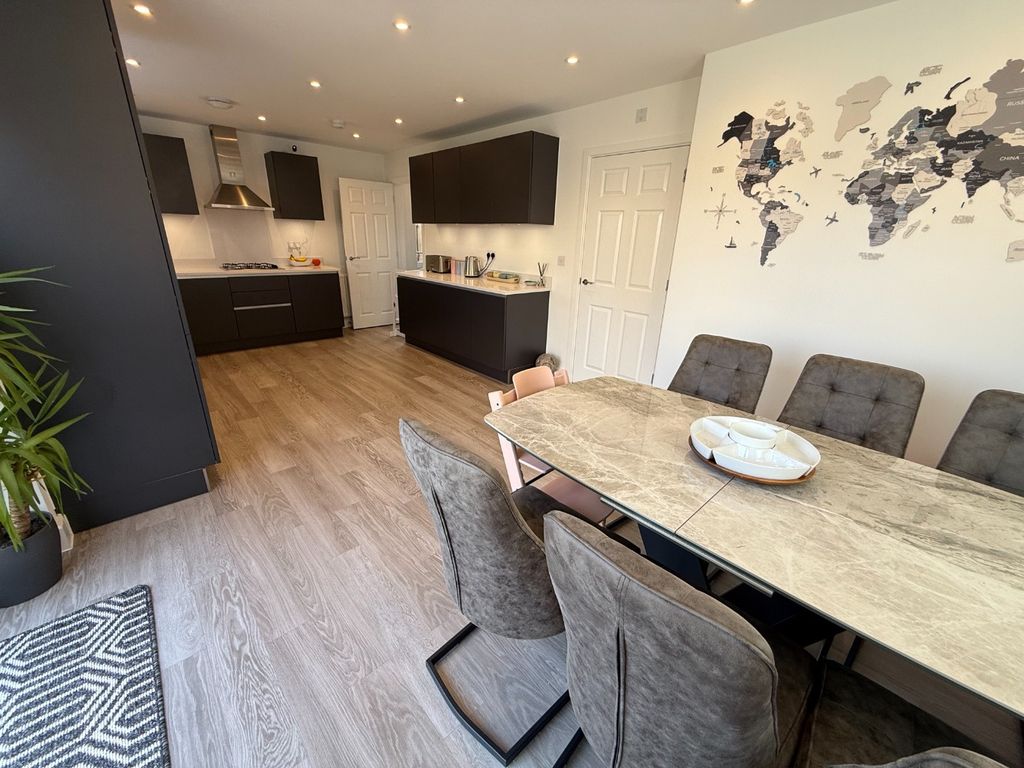 Property photo 3 of 15 5304873
