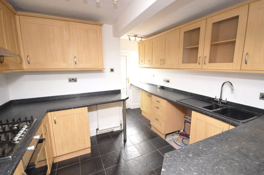 Property photo 3 of 9 Kitchen