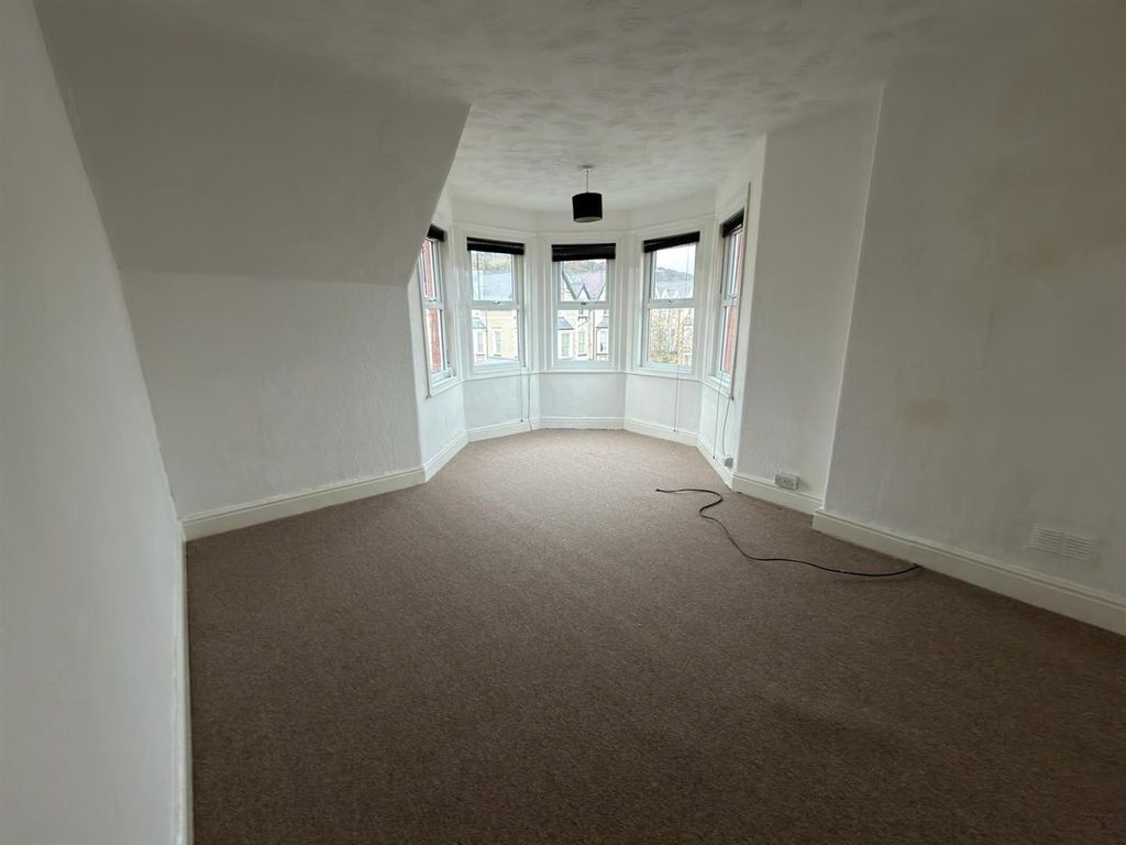 Property photo 3 of 7 Flat 3, 57 Greenfield Rd - Living Room.Jpg