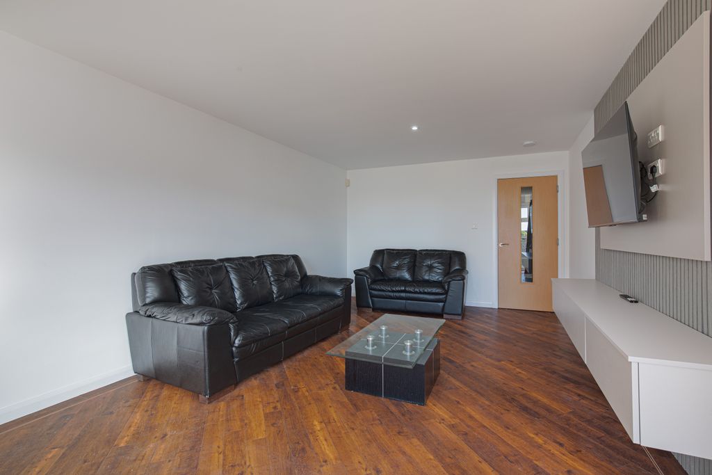 Property photo 3 of 14 Living2