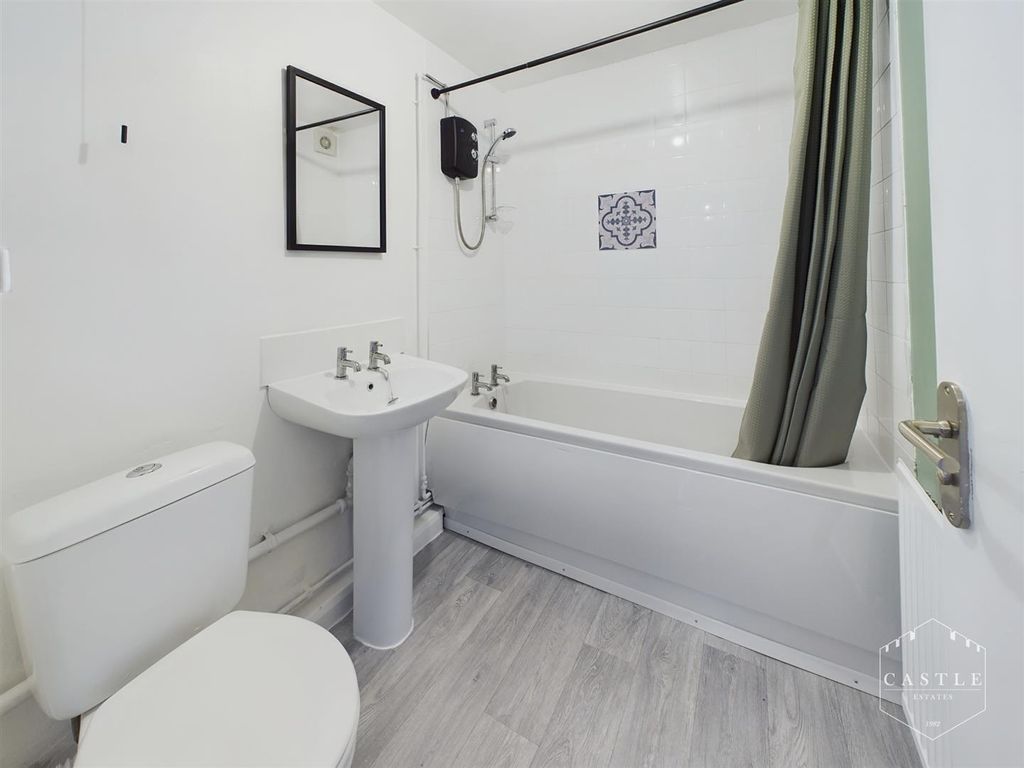 Property photo 3 of 7 Bathroom