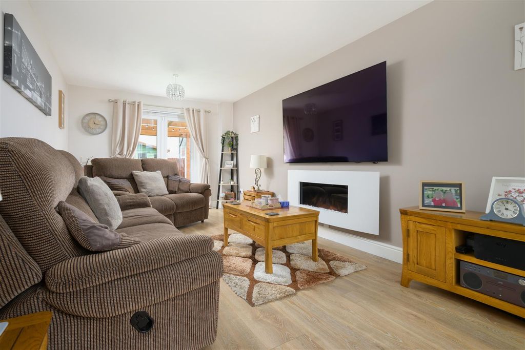 Property photo 3 of 25 S003.Jpg