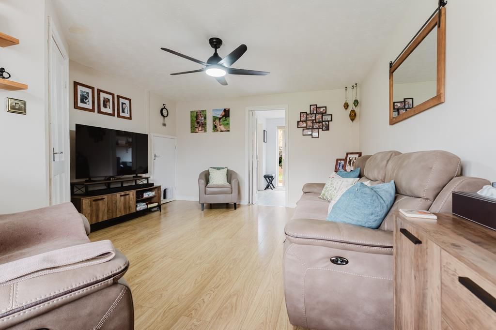 Property photo 3 of 26 10 Spinney Road, Burton Latimer (13 Of 28).Jpg