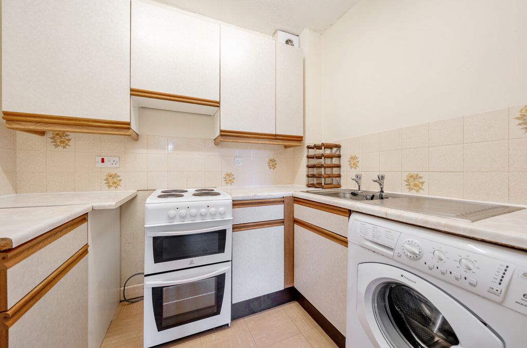 Property photo 2 of 10 1360278-7-68d3E16...