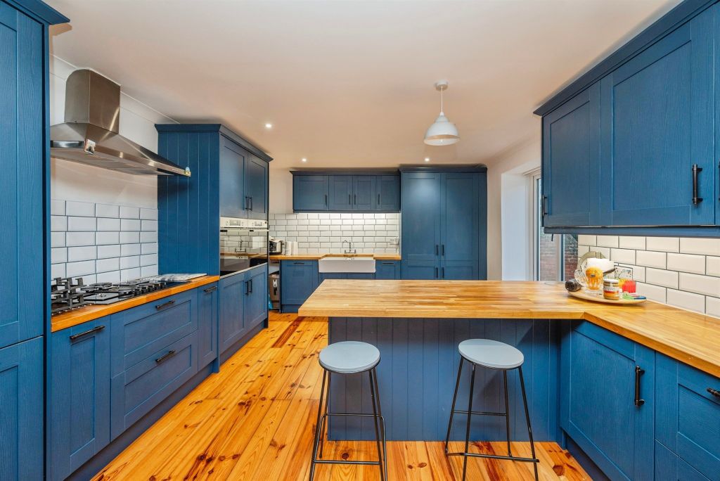 Property photo 2 of 27