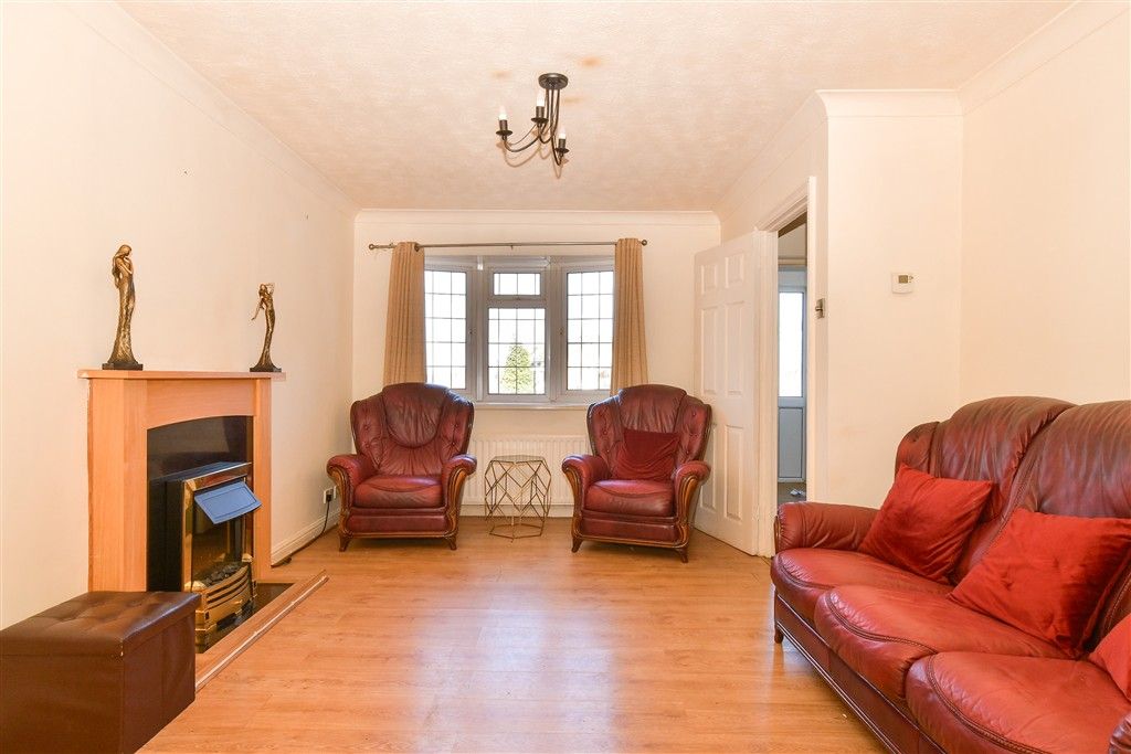 Property photo 3 of 12 Lounge