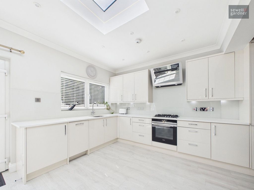 Property photo 3 of 32