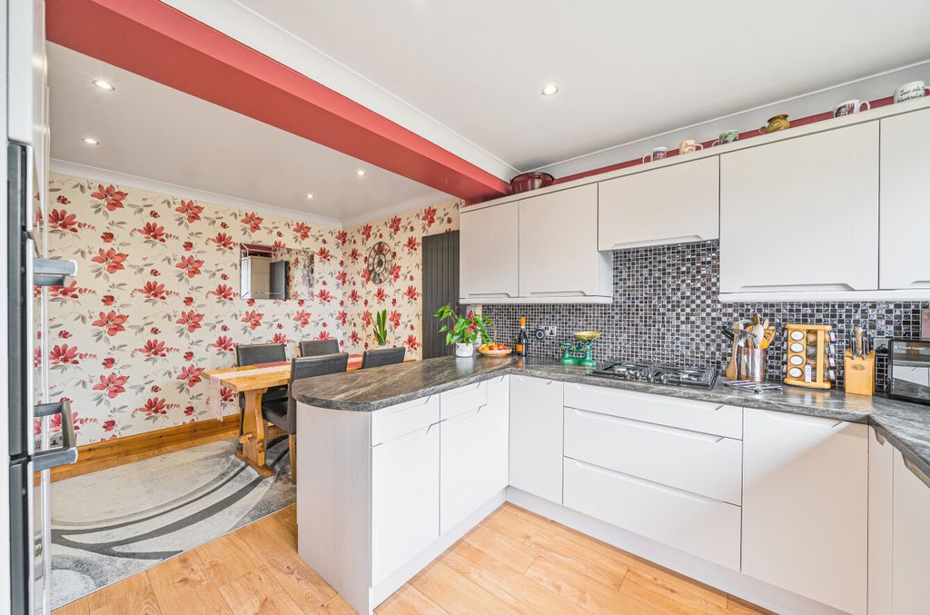 Property photo 3 of 21 1347848-11-68B98d...