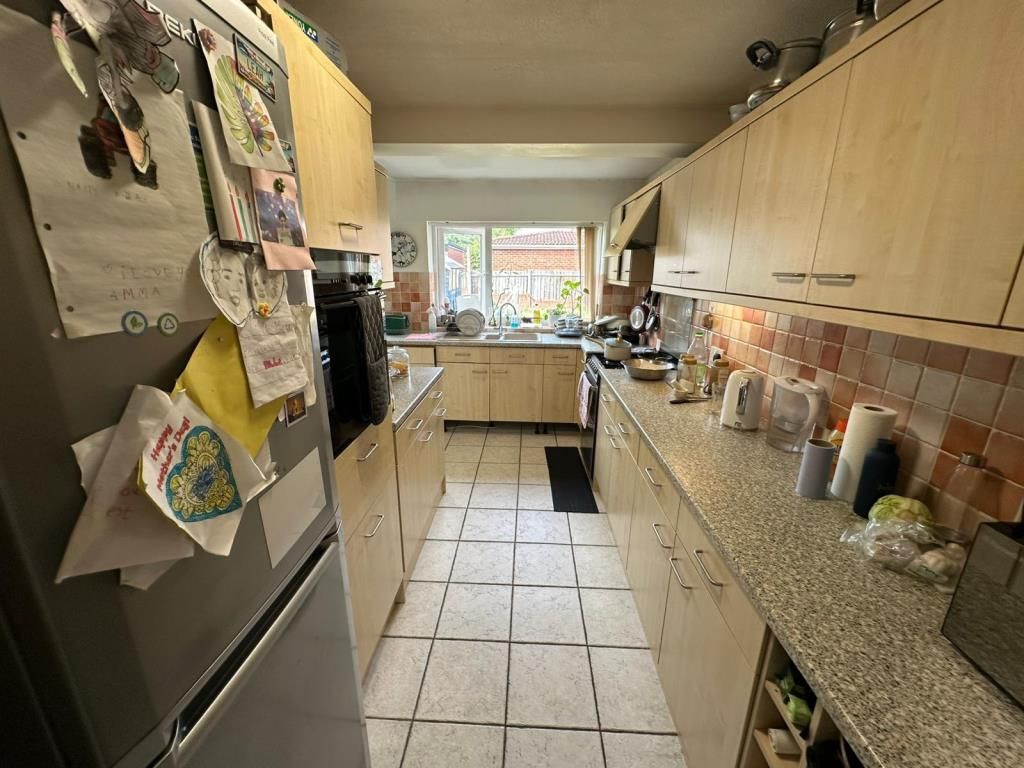 Property photo 3 of 11 Kitchen
