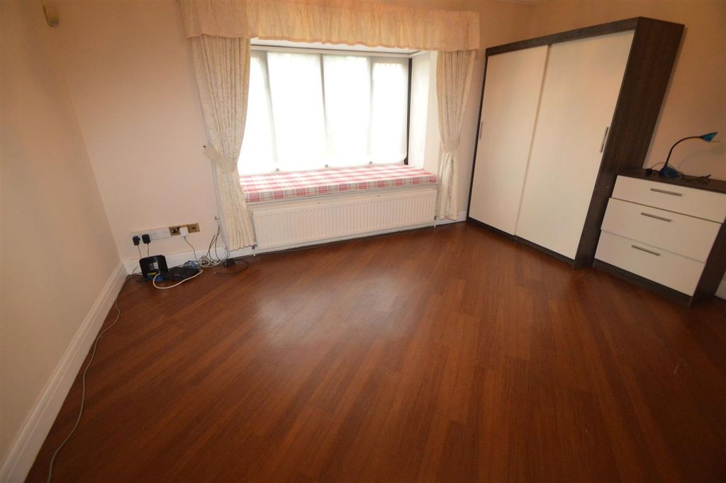Property photo 2 of 2 Elphinstone Rd E17