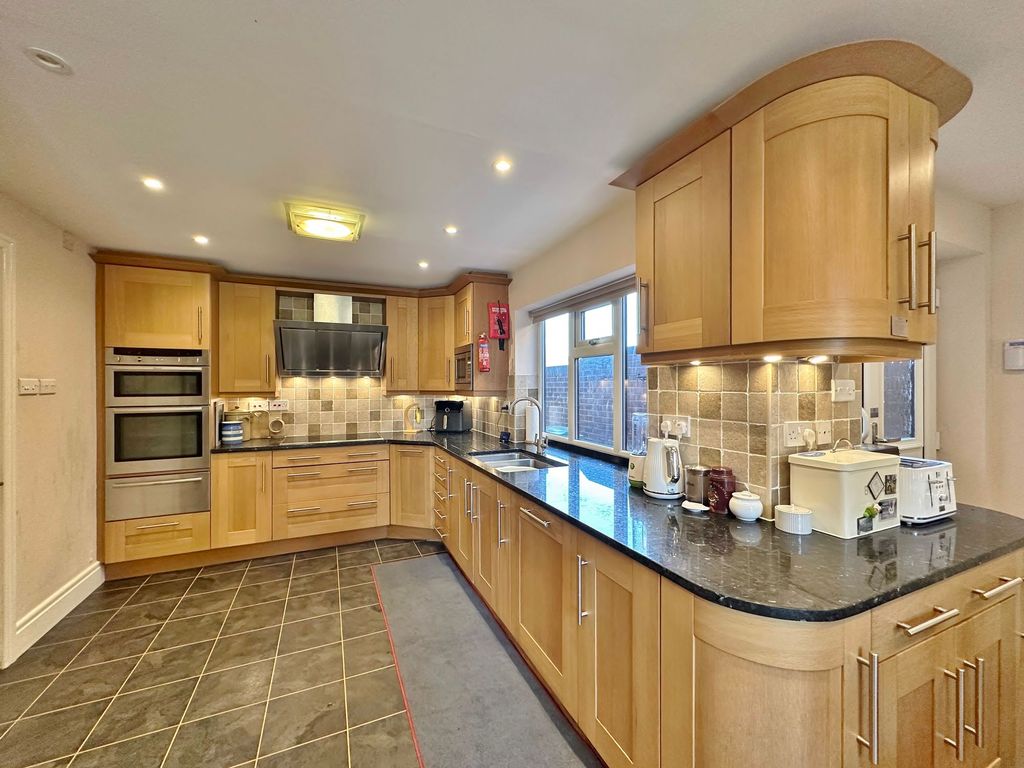 Property photo 3 of 40 Photo 12