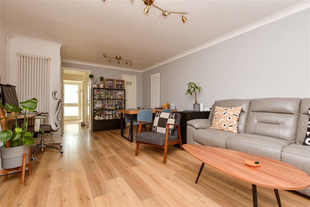 Property photo 3 of 18 Lounge