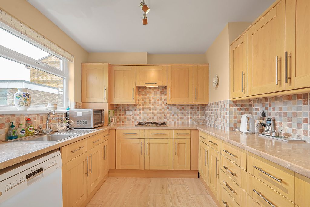 Property photo 3 of 32