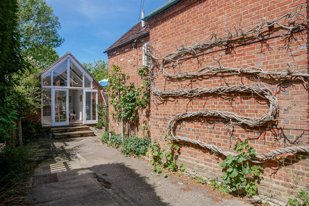 Property photo 3 of 19 Approach