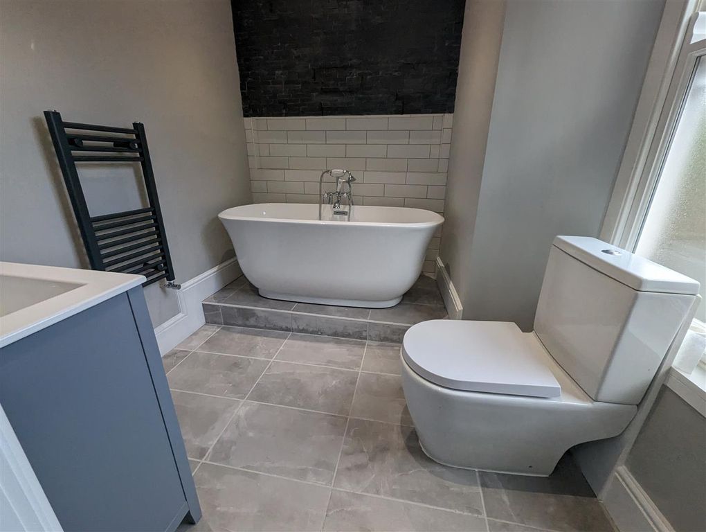 Property photo 3 of 17 Family Bathroom