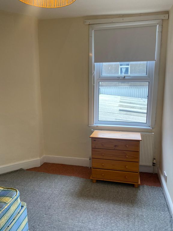 Property photo 3 of 17 A Simple And Clean Single Bedroom Featuring A Larg...