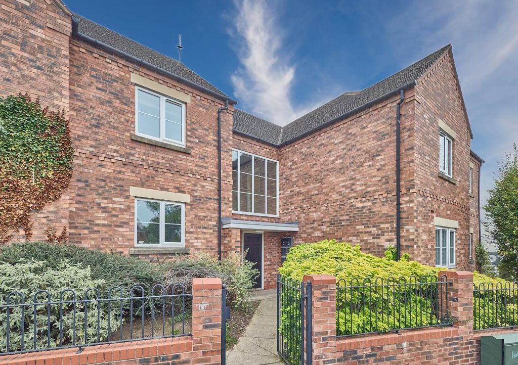 Property photo 1 of 8 29 Hill Street Bw Front.Png