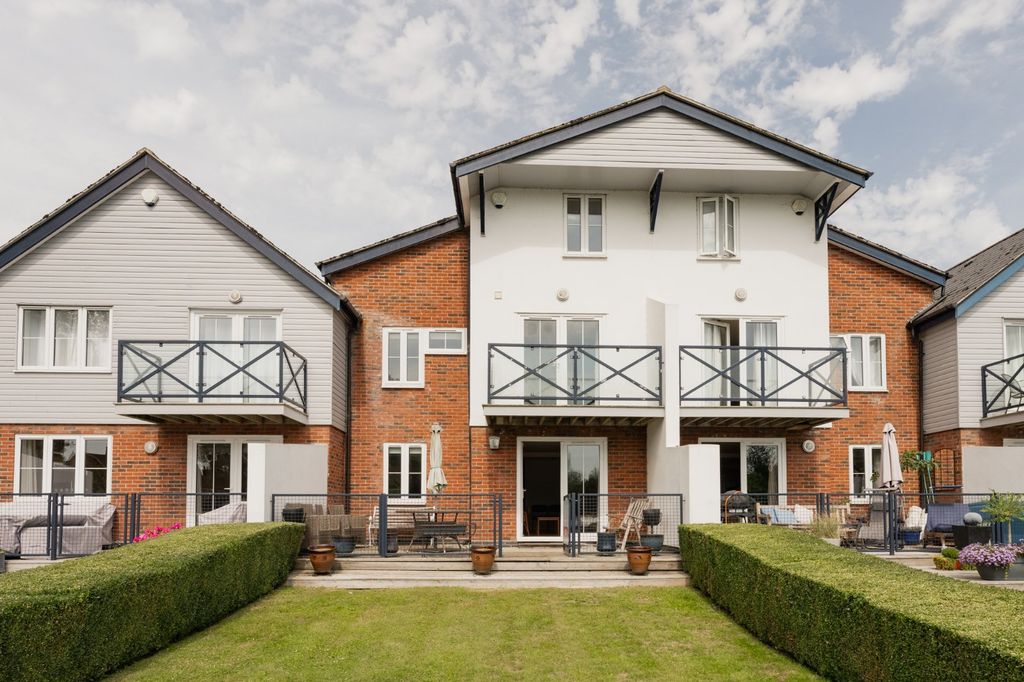 Property photo 1 of 14 3 Wherry Close