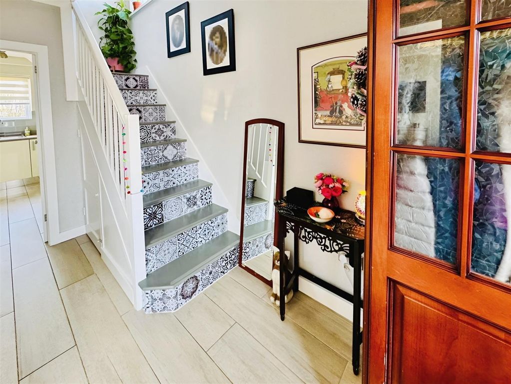 Property photo 3 of 27 Entrance Hall