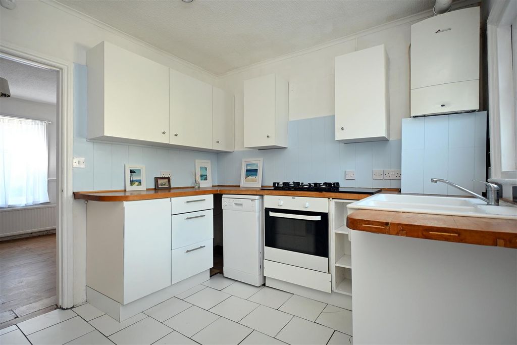 Property photo 3 of 10 Kitchen