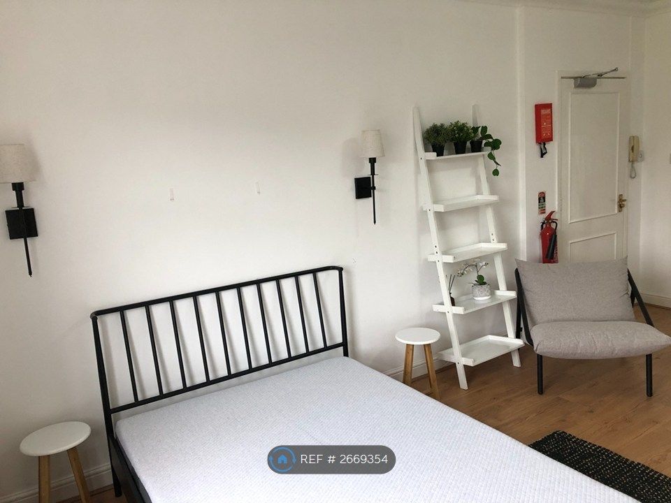 Property photo 3 of 13 Studio