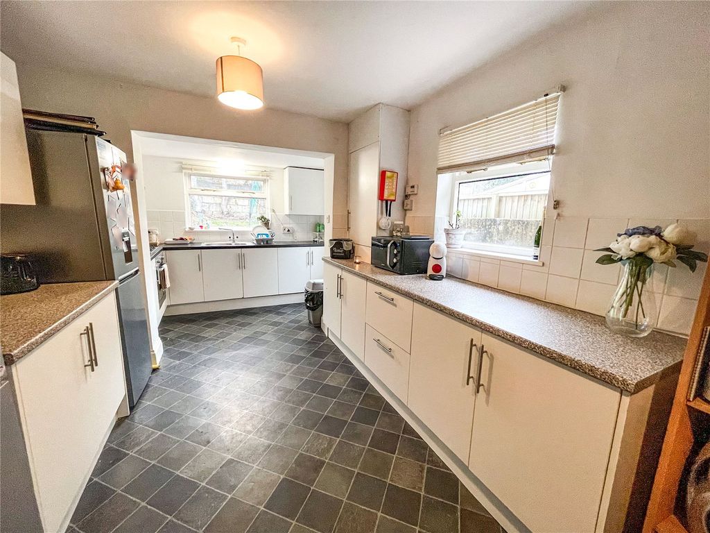 Property photo 3 of 11 Kitchen