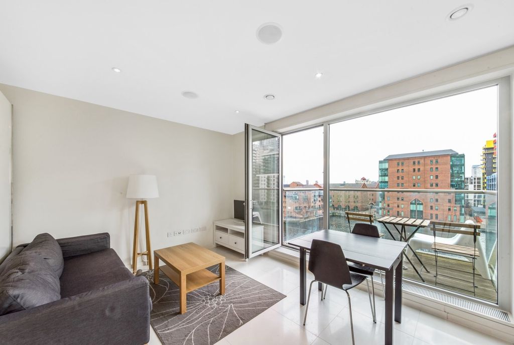 Property photo 1 of 11 Living