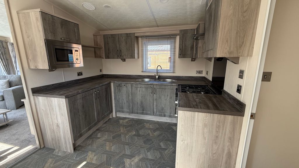 Property photo 3 of 7 Kitchen